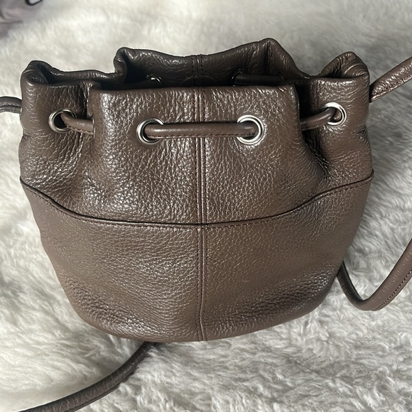 Tignanello light brown cocoa leather drawstring bucket crossbody bag - Picture 2 of 13
